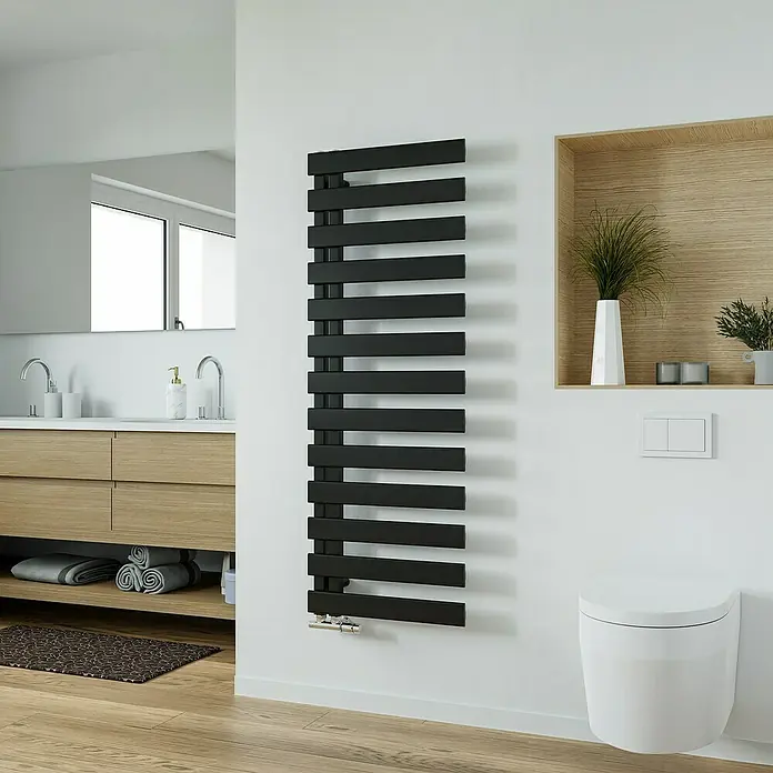 Badheizkörper Lilly - B x H: 600 x 1.400 mm, Wärmeleistung bei Vorlauftemperatur von 75 °C (D: 50): 751 W, Schwarz - Modernes Badezimmer mit einem schwarzen Handtuchwärmer an der Wand.
