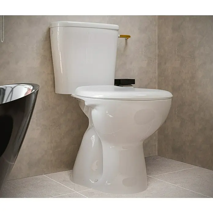 Stand-WC-Kombination Delta - Mit Spülrand, Ohne Spezialglasur, Spülform: Tief, WC Abgang: Senkrecht, Weiß - Nahaufnahme einer weißen Toilette mit Spülkasten und einem schwarzen Behälter auf dem Deckel vor einer grauen Wand.