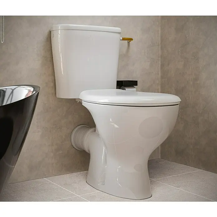 Stand-WC-Kombination Delta - Spülrandlos, Ohne Spezialglasur, Spülform: Tief, WC Abgang: Waagerecht, Weiß - Nahaufnahme einer weißen Toilette mit Spülkasten in einem Badezimmer mit grauen Fliesen.