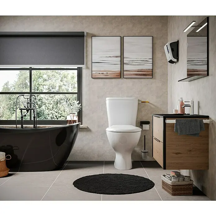 Stand-WC-Kombination Delta - Spülrandlos, Ohne Spezialglasur, Spülform: Tief, WC Abgang: Waagerecht, Weiß - Ein modernes Badezimmer mit einer eleganten, freistehenden Badewanne, einem WC und einem Waschtisch mit Holzstruktur, ergänzt durch zeitgenössische Kunstwerke.
