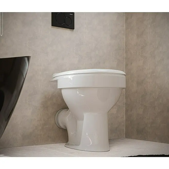 Stand-WC Delta - Spülrandlos, Ohne Spezialglasur, Spülform: Tief, WC Abgang: Waagerecht, Weiß - Nahaufnahme einer modernen weißen Toilette mit schwarzer Spülung an einer strukturierten Wand.