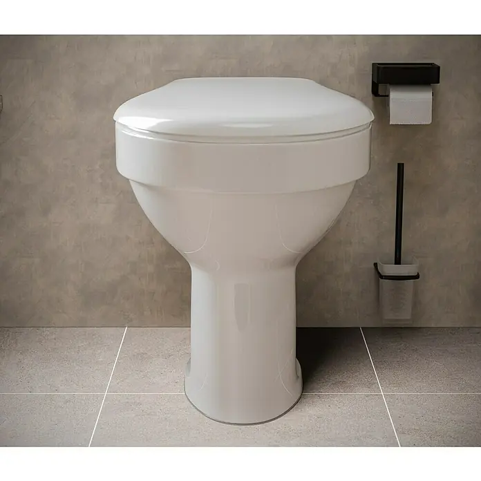Stand-WC Delta - Spülrandlos, Ohne Spezialglasur, Spülform: Tief, WC Abgang: Waagerecht, Weiß - Nahaufnahme einer weißen Toilette mit Toilettenpapierhalter und Bürste in einem Badezimmer mit grauem Fliesenboden.