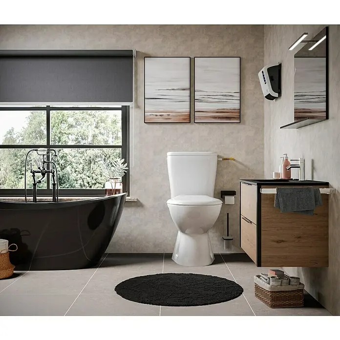 Stand-WC-Kombination Delta - Mit Spülrand, Ohne Spezialglasur, Spülform: Tief, WC Abgang: Senkrecht, Weiß - Badezimmer-Szene mit WC, Waschbeckenunterschrank, Badewanne, Spiegel und Dekoration. Das WC dominiert zentral im Raum.