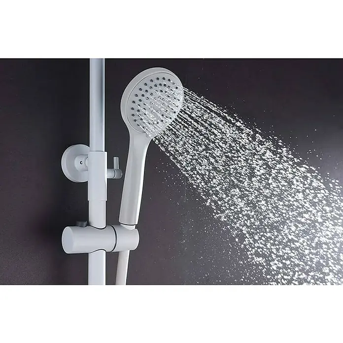 Imex Luxor Sistema de ducha - Con grifo monomando, Blanco - Primer plano de un cabezal de ducha de mano blanco rociando agua, fijado a una barra, sobre un fondo oscuro.