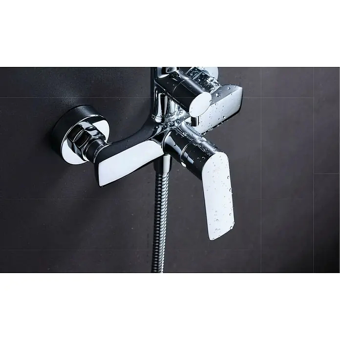 Imex Luxor Sistema de ducha - Con grifo monomando, Cromo - Primer plano de un brillante grifo de ducha cromado con gotas de agua, que muestra elegancia y diseño moderno de baño.