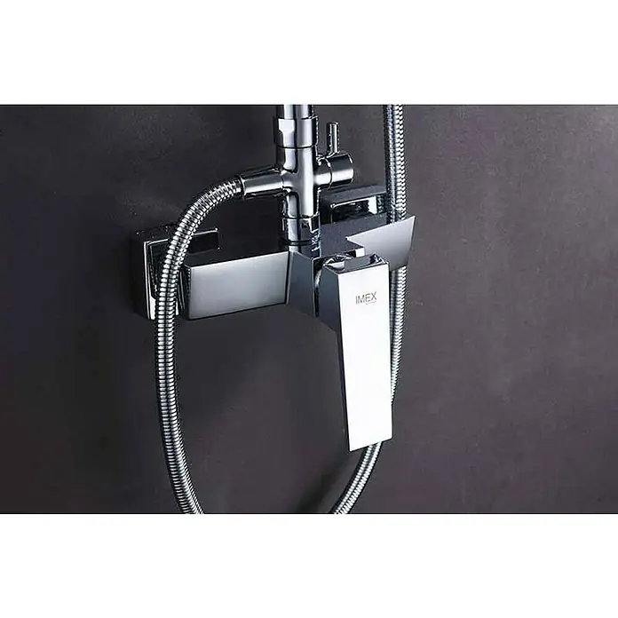 Imex Art Sistema de ducha - Con grifo monomando, Cromo - Primer plano de un moderno grifo de ducha IMEX cromado montado en una pared oscura, con un diseño elegante.