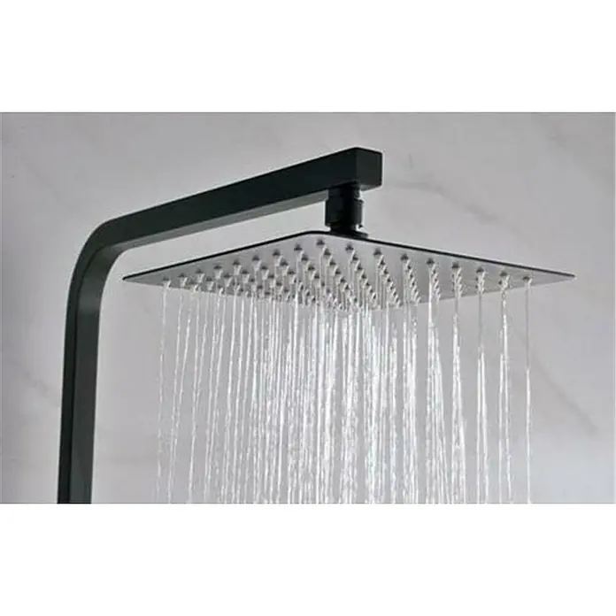 Imex Sistema de ducha Vigo - Con grifo termostático, Negro - Primer plano de un cabezal de ducha que produce chorros de agua, con un diseño elegante y moderno y forma cuadrada.