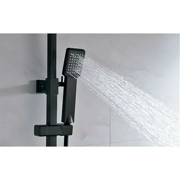 Imex Sistema de ducha Vigo - Con grifo termostático, Negro - Primer plano de un moderno grifo de ducha negro con agua corriendo, destacando el diseño elegante y la funcionalidad del producto.
