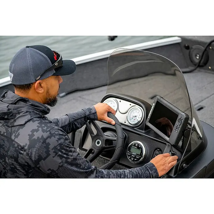 Lowrance Fishfinder & Kartenplotter Eagle 9 - Geber: TripleShot HD-Geber, 9″/229 mm IPS - Ein Mann steuert ein Boot, wobei der Fokus auf der Lowrance-Bildschirmeinheit und den Instrumenten des Bootes liegt.