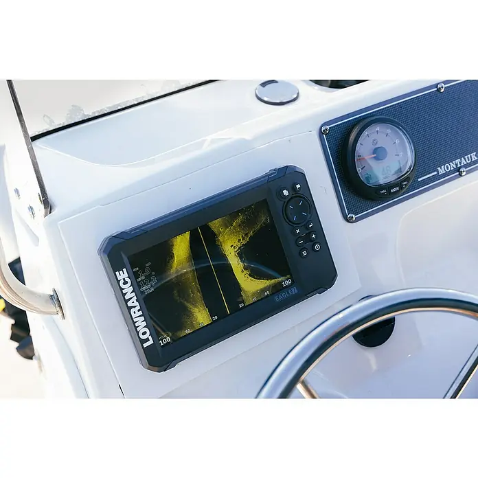 Lowrance Fishfinder & Kartenplotter Eagle 7 - Geber: 83/200 HDI-Geber, 7″/178 mm IPS - Nahaufnahme eines Lowrance EAGLE 7 Fishfinders auf einem Bootsarmaturenbrett, der Sonarbilder anzeigt.
