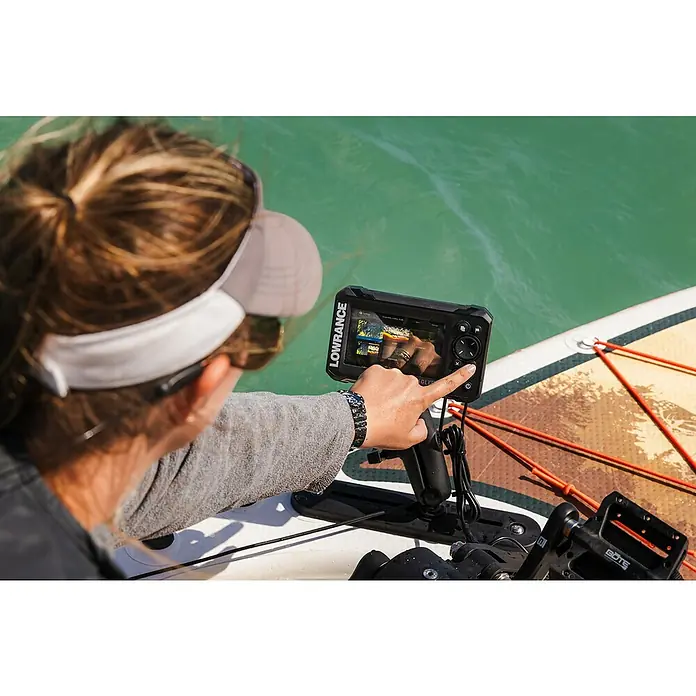 Lowrance Fishfinder & Kartenplotter Eagle 5 - Geber: 83/200 HDI-Geber, 5″/127 mm IPS - Frau bedient Lowrance-Display auf einem Boot. Das Lowrance-Gerät liefert detaillierte Unterwasserinformationen für Angler.