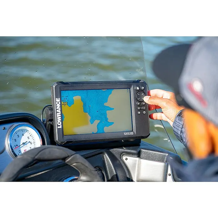 Lowrance Fishfinder & Kartenplotter Eagle 9 - Geber: TripleShot HD-Geber, 9″/229 mm IPS - Nahaufnahme eines Lowrance Eagle 9 Fishfinders auf dem Armaturenbrett eines Bootes, bedient von einer Person.