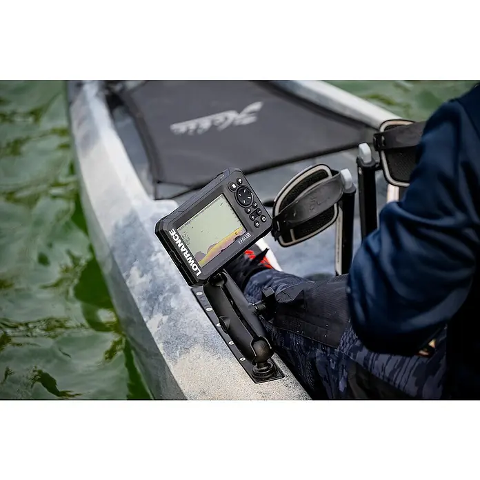 Lowrance Fishfinder & Kartenplotter Eagle 5 - Geber: 83/200 HDI-Geber, 5″/127 mm IPS - Detailaufnahme eines Lowrance Eagler SE Fishfinders, montiert auf einem Kajak.