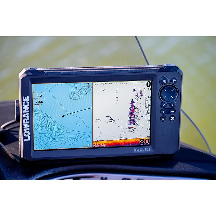 Lowrance Fishfinder & Kartenplotter Eagle 9 - Geber: TripleShot HD-Geber, 9″/229 mm IPS - Nahaufnahme eines Lowrance Eagle 9 Fischfinders, der Navigationsdaten und Sonarbilder auf dem Display anzeigt.