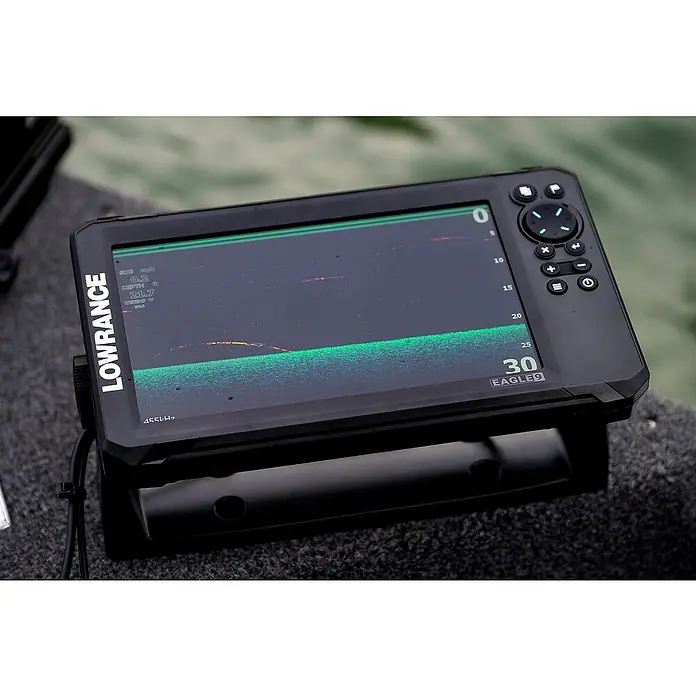 Lowrance Fishfinder & Kartenplotter Eagle 9 - Geber: TripleShot HD-Geber, 9″/229 mm IPS - Nahaufnahme eines Lowrance Eagle 9 Fischfinders mit Bildschirm, der Sonardaten anzeigt.