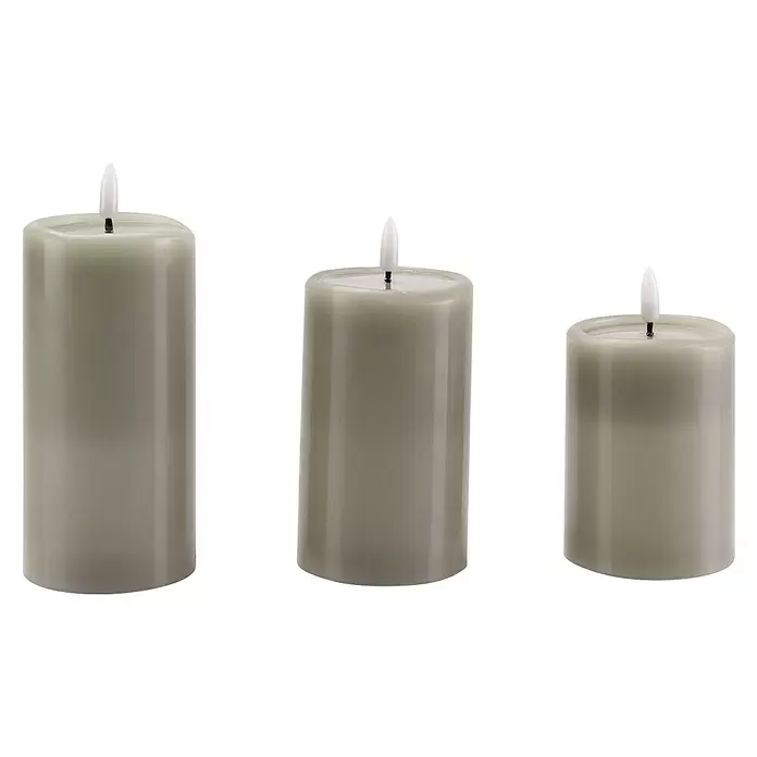 Flower Power Vela con LED Novita - Gris, Ø x Al: 7,5 x 10 cm, Cera natural - Tres velas LED sin llama gris-verdosas de diferentes alturas.
