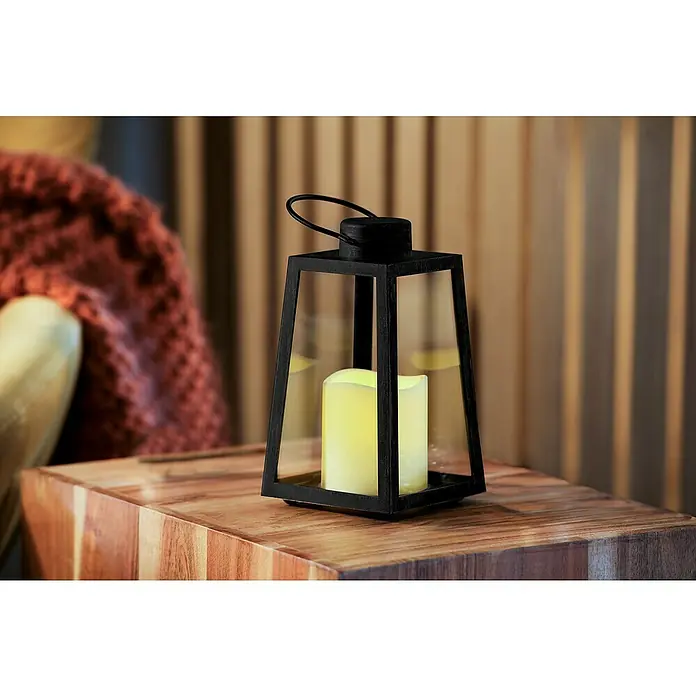LED-Laterne Keru - 10 x 10 x 18 cm, LED-Kerze, Schwarz - Elegante schwarze Laterne mit LED-Kerze, die warmes Licht spendet. Die Laterne steht auf einem Holzwürfel und sorgt für eine gemütliche Atmosphäre.