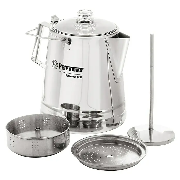 Petromax Perkolator Perkomax - Edelstahl, 3 l - Produktansicht der Petromax Perkolator Kaffeekanne LE28 aus Edelstahl mit Zubehör auf schwarzem Hintergrund.