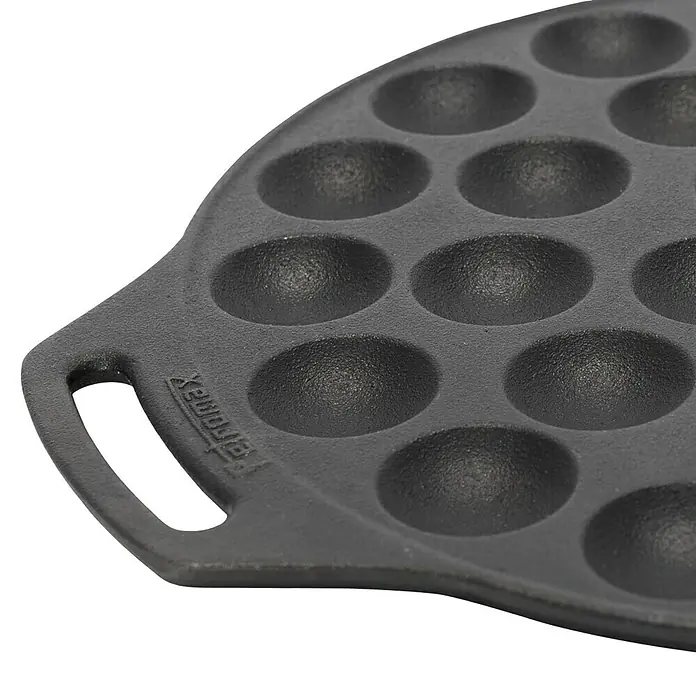 Petromax Backform Poffertjes - Gusseisen, Durchmesser: 30 cm - Detailaufnahme einer gusseisernen Poffertjespfanne mit kleinen runden Vertiefungen und Griff, ideal für Mini-Pfannkuchen.