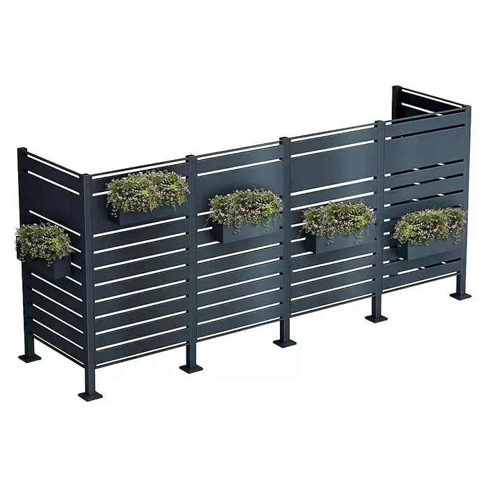 Metzler Mülltonnenverkleidung - 326 x 85 cm, Stahl, Anthrazit, Geeignet für Anzahl Mülltonnen: 4 Stk. - Dunkelgrauer Lamellen-Sichtschutz aus Metall mit integrierten Pflanzkästen voller lila Blütenpflanzen.