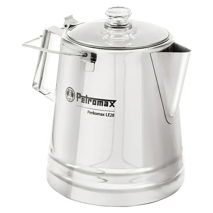 Petromax Perkolator Perkomax - Edelstahl, 3 l - Nahaufnahme eines Petromax Perkomax LE28 Kaffeebereiters aus Edelstahl mit Glasdeckel, ideal für Outdoor-Abenteuer.