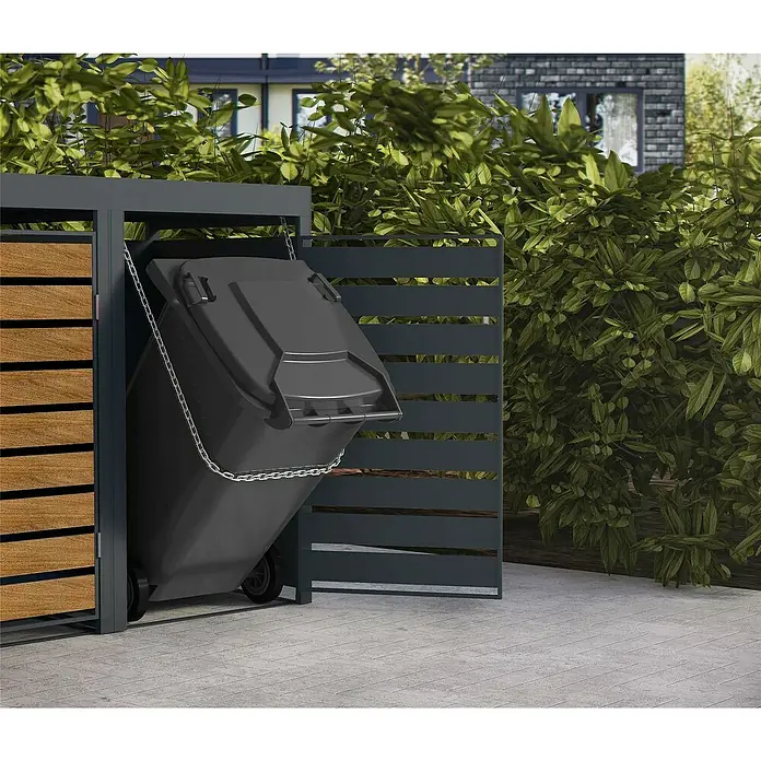 Metzler Mülltonnenbox - 136 x 80 cm, Stahl, Anthrazit/Braun, Geeignet für Anzahl Mülltonnen: 2 Stk., Mit Pflanzdach - Eine graue Mülltonne, die mit einer Kette an einer Holzabdeckung befestigt ist, steht auf einer gepflasterten Fläche.