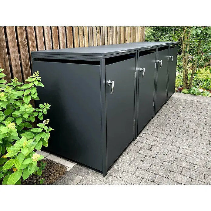 Metzler Mülltonnenbox 4er - 272 x 80 cm, Stahl, Anthrazit, Geeignet für Anzahl Mülltonnen: 4 Stk. - Eine graue Mülltonnenbox steht auf einem gepflasterten Weg neben einem Garten. Die Box bietet eine stilvolle und praktische Lösung.