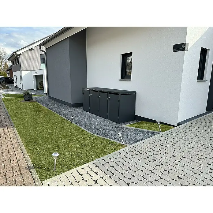 Metzler Mülltonnenbox 2er - 136 x 80 cm, Stahl, Anthrazit, Geeignet für Anzahl Mülltonnen: 2 Stk. - Bild eines modernen Mülltonnenbox-Systems vor einem Wohnhaus, das Funktionalität und Ästhetik vereint.