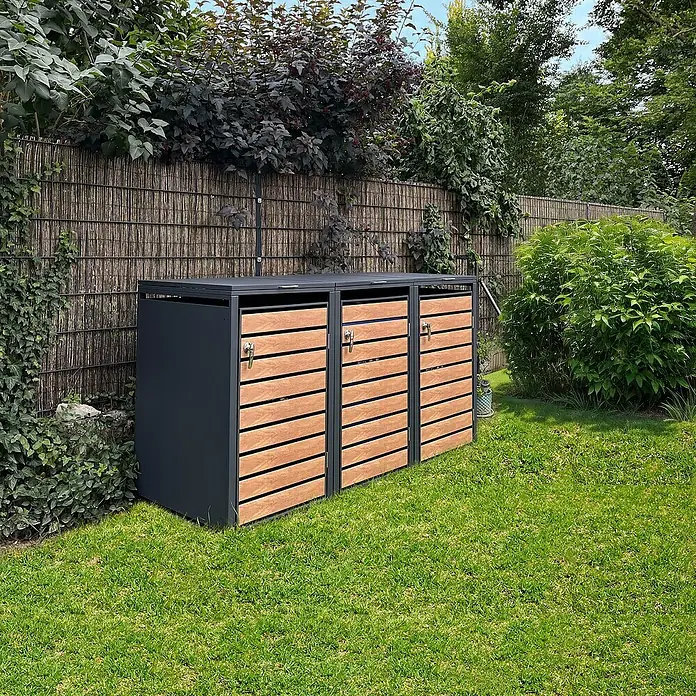 Metzler Mülltonnenbox - 204 x 80 cm, Stahl, Anthrazit/Braun, Geeignet für Anzahl Mülltonnen: 3 Stk. - Drei Mülltonnenboxen aus Anthrazit und Holz stehen auf einem Rasen vor einem Zaun. Die Mülltonnenboxen sind modern und stilvoll.