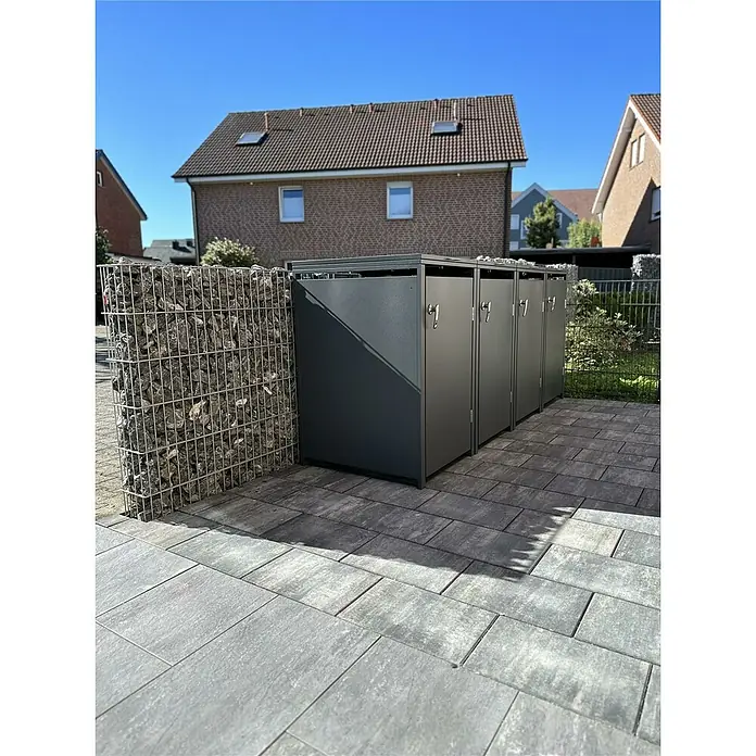 Metzler Mülltonnenbox 4er - 272 x 80 cm, Stahl, Anthrazit, Geeignet für Anzahl Mülltonnen: 4 Stk. - Mülltonnenboxen aus Metall und Steinkorb auf gepflastertem Untergrund, mit Wohnhaus im Hintergrund. Praktisch und modern für den Außenbereich.