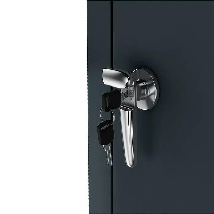 Metzler Mülltonnenbox 1er - 68 x 80 cm, Stahl, Anthrazit, Geeignet für Anzahl Mülltonnen: 1 Stk. - Nahaufnahme eines grauen Metallschranks mit Schlüssel im Schloss, der Sicherheit und Funktionalität bietet.