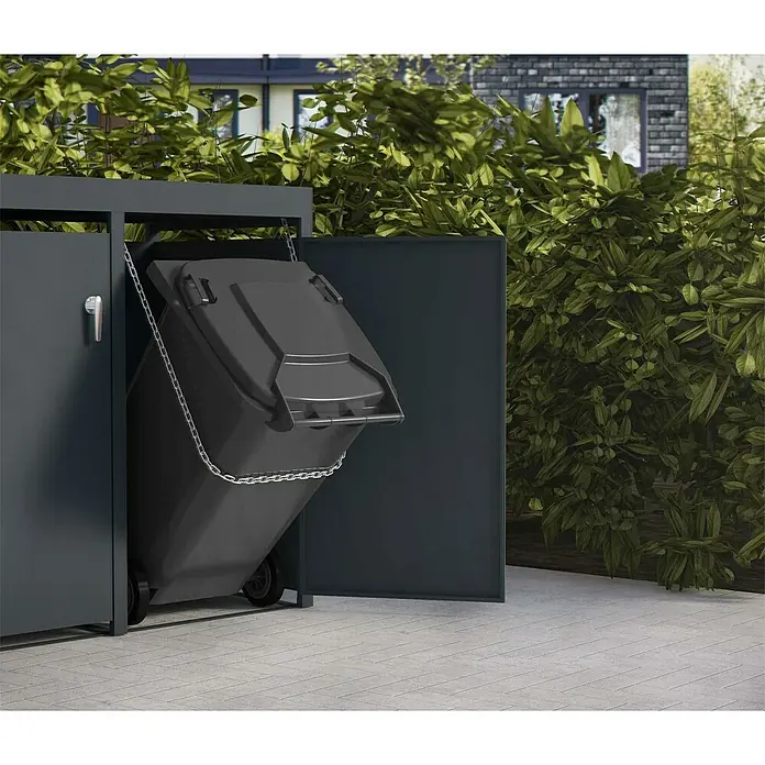 Metzler Mülltonnenbox - 68 x 80 cm, Stahl, Anthrazit, Geeignet für Anzahl Mülltonnen: 1 Stk., Mit Pflanzdach - Eine moderne Mülltonnenbox in Anthrazit mit einer Mülltonne darin, die durch eine Kette gesichert ist. Im Hintergrund üppiges Grün.