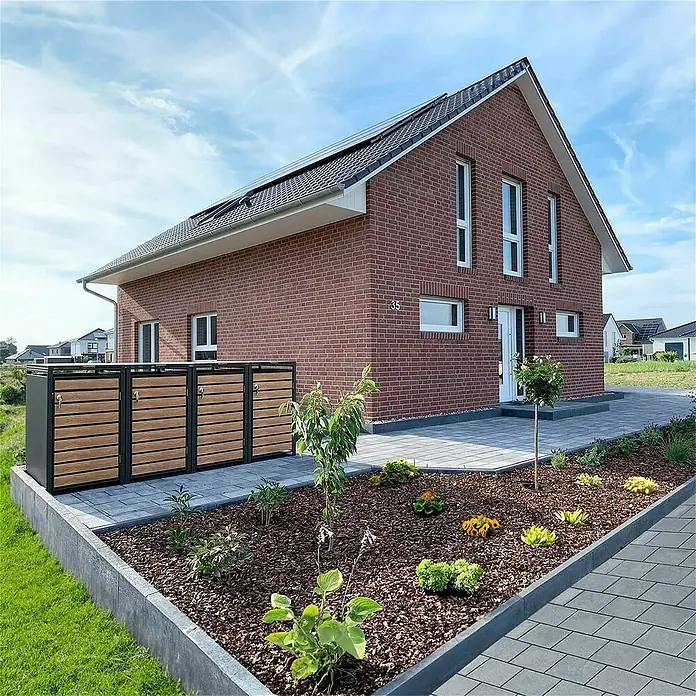 Metzler Mülltonnenbox - 272 x 80 cm, Stahl, Anthrazit/Braun, Geeignet für Anzahl Mülltonnen: 4 Stk. - Eine moderne Mülltonnenbox aus anthrazitfarbenem Metall und Holzlatten vor einem Backsteinhaus. Stilvolle Lösung für die Mülltonnenaufbewahrung.