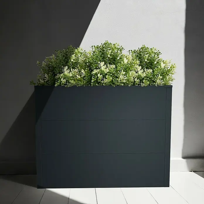 Metzler Hochbeet - 100 x 55 x 77 cm, Stahl, Anthrazit - Ein dunkler, moderner Pflanzkasten mit grünen Pflanzen, der durch sein schlichtes Design besticht und sich perfekt in jede Umgebung einfügt.
