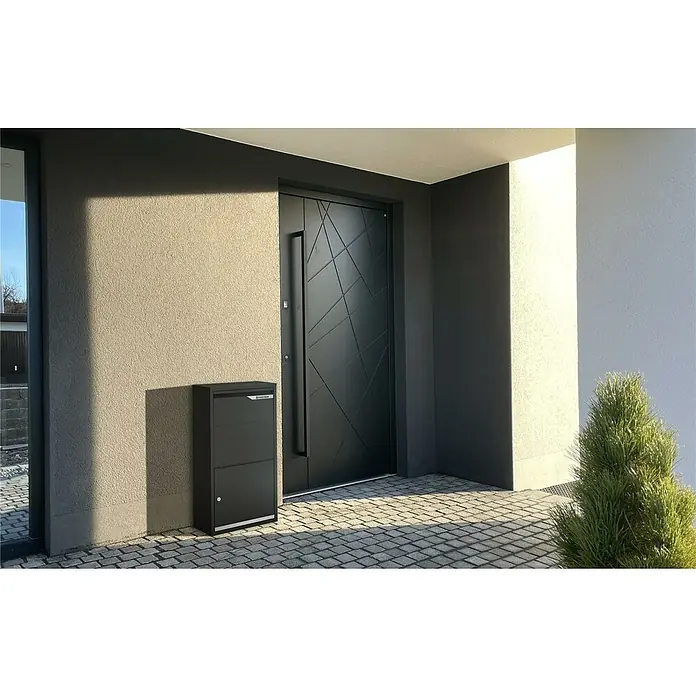 Metzler Paketbox Avalon 3 - L x B x H: 220 x 440 x 822 mm, Anthrazitgrau, Stahl, Fassungsvermögen: 34 l - Moderne Haustür in Schwarz mit Briefkasten. Das schlichte Design der Tür ergänzt die moderne Architektur des Hauses perfekt.