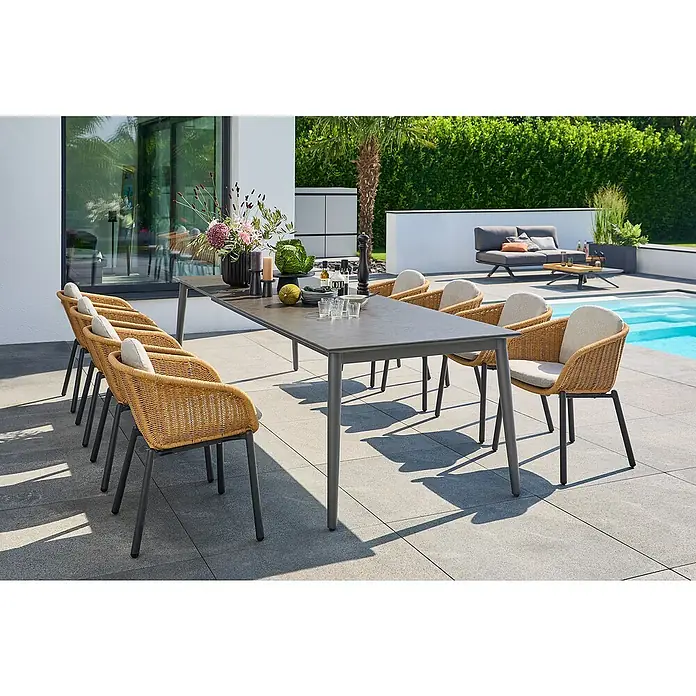 Sunfun Gartenmöbel-Set Solo - 9 -tlg., Aluminium/Sintered Stone/Polyrattan/Polyester, Night-Grey/Braun, Ausziehbar - Einladender Esstisch mit stilvollen Korbstühlen im Freien, perfekt für gesellige Stunden im Garten. Elegantes Design trifft auf Komfort.