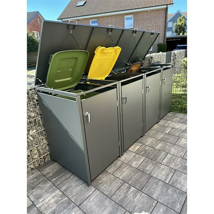 Metzler Mülltonnenbox 4er - 272 x 80 cm, Stahl, Anthrazit, Geeignet für Anzahl Mülltonnen: 4 Stk. - Mülltonnenboxen in verschiedenen Farben mit geöffnetem Deckel auf gepflastertem Boden. Die Boxen sind aus grauem Metall gefertigt.