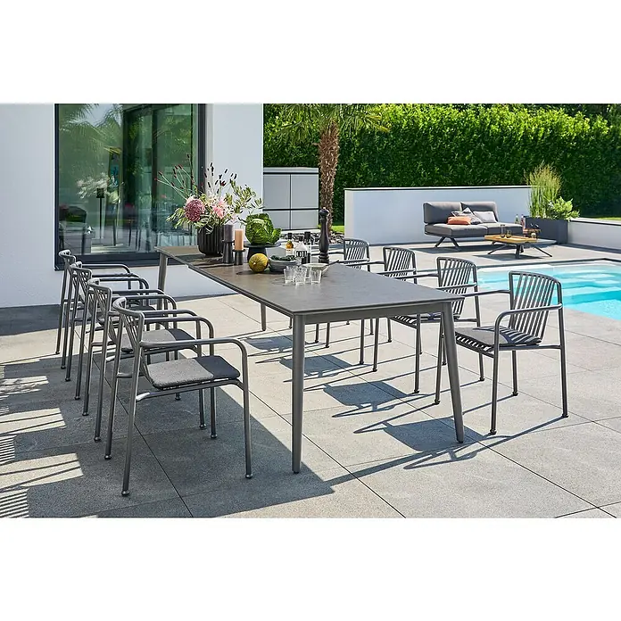 Sunfun Gartenmöbel-Set Solo/Sarah - 9 -tlg., Aluminium/Sintered Stone/Stahl, Night-Grey, Ausziehbar - Stilvoller Esstisch mit Stühlen für den Außenbereich. Das moderne Design ergänzt die grüne Umgebung und lädt zum Verweilen ein.