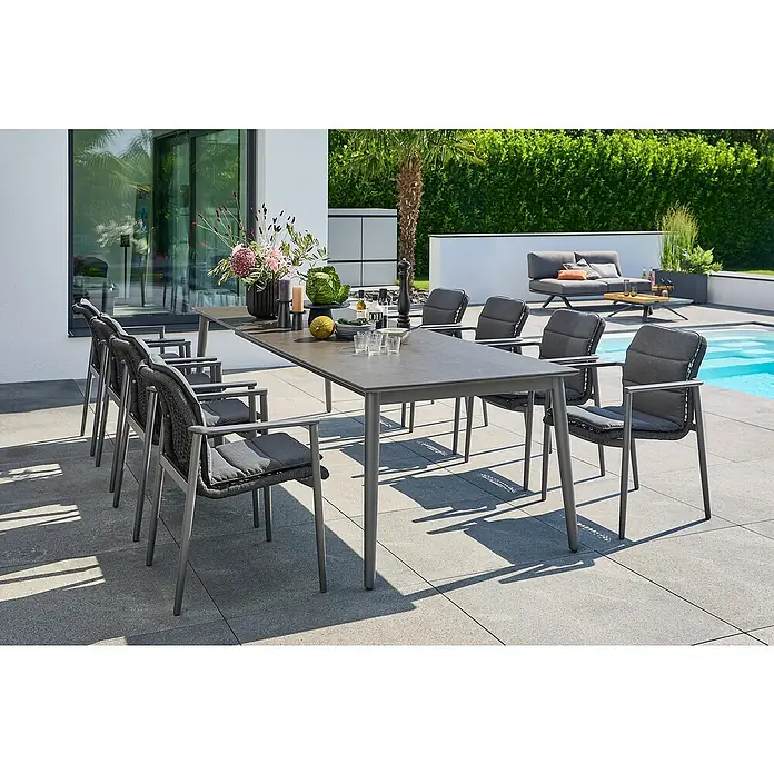 Sunfun Gartenmöbel-Set Solo/Solo Rope - 17 -tlg., Aluminium, Sintered Stone, Kunststoff, Olefin, Night-Grey, Tischplatte ausziehbar - Eleganter Gartentisch mit Stühlen. Das perfekte Outdoor-Set für stilvolle Mahlzeiten im Freien, umgeben von üppigem Grün und einem Pool.