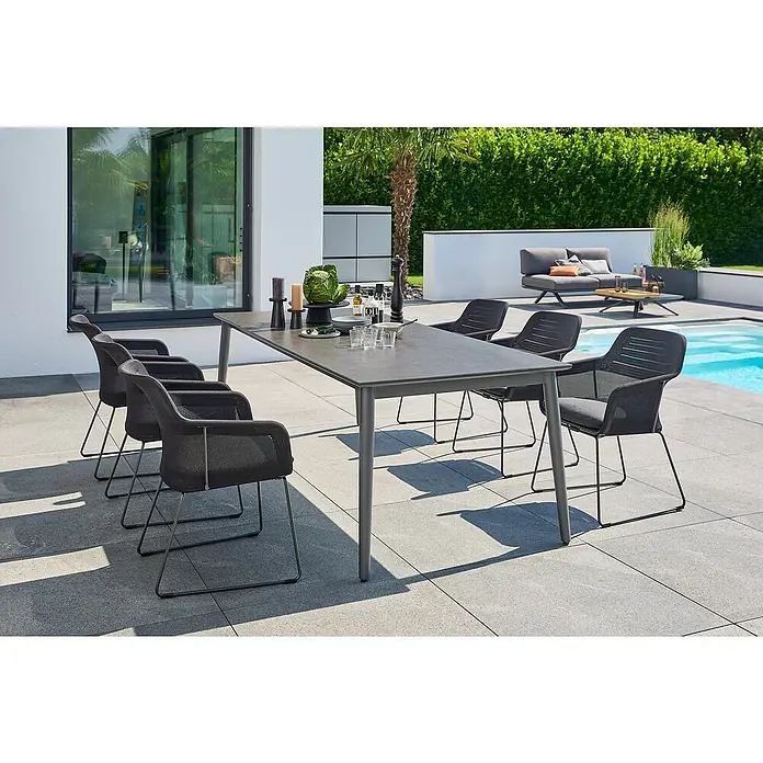 Sunfun Solo Gartentisch - L x B x H: 230 x 100 x 76,5 cm, Aluminium, Sintered Stone, Night-Grey, Ausziehbar - Ein grauer Esstisch mit sechs Stühlen im Freien, perfekt für Mahlzeiten im Freien. Elegantes Design für Garten und Terrasse.