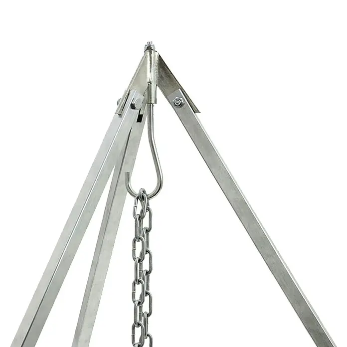 Petromax Dreibeinständer - Grau - Das Bild zeigt die obere Hälfte eines silbernen Grillgalgens mit Kette und Haken vor einem schwarzen Hintergrund.