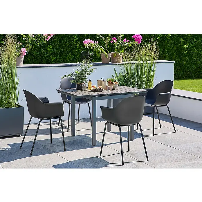 Sunfun Balkonmöbel-Set Maja/My - 5 -tlg., Night-Grey/Schwarz - Ein stilvoller Essbereich im Freien mit einem dunklen Esstisch und passenden Stühlen, umgeben von üppigem Grün.
