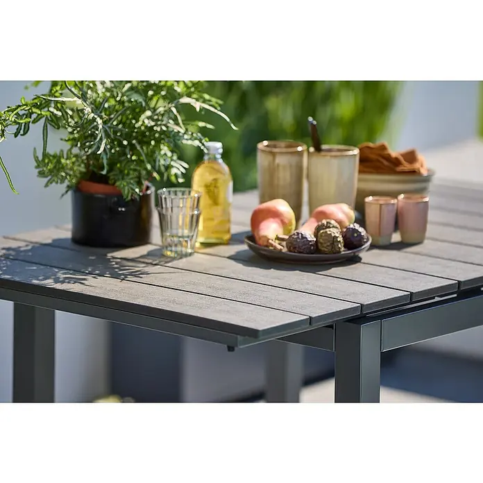 Sunfun Maja Gartentisch - L x B x H: 75 x 74,5 x 75 cm, Aluminium, Polywood, Night-Grey, Ausziehbar - Gartentisch aus grauem Holz mit Getränken, Tassen und Früchten, der ein entspanntes Essen im Freien ermöglicht.
