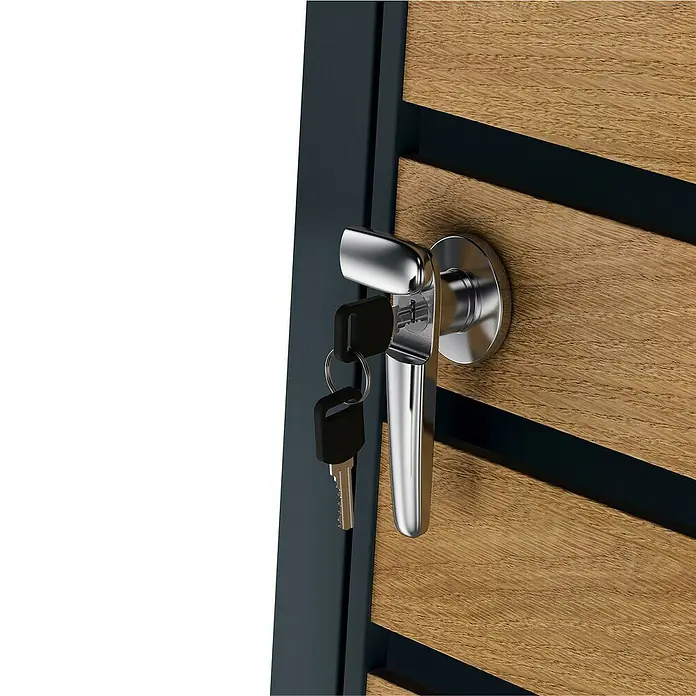Metzler Mülltonnenbox - 68 x 80 cm, Stahl, Anthrazit/Braun, Geeignet für Anzahl Mülltonnen: 1 Stk. - Nahaufnahme eines Türgriffs mit Schlüsseln in einem modernen Design, das Holz und dunkle Akzente kombiniert.