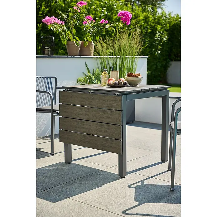 Sunfun Maja Gartentisch - L x B x H: 75 x 74,5 x 75 cm, Aluminium, Polywood, Night-Grey, Ausziehbar - Gartentisch mit klappbarer Tischplatte. Der Tisch ist mit Speisen und Getränken dekoriert.