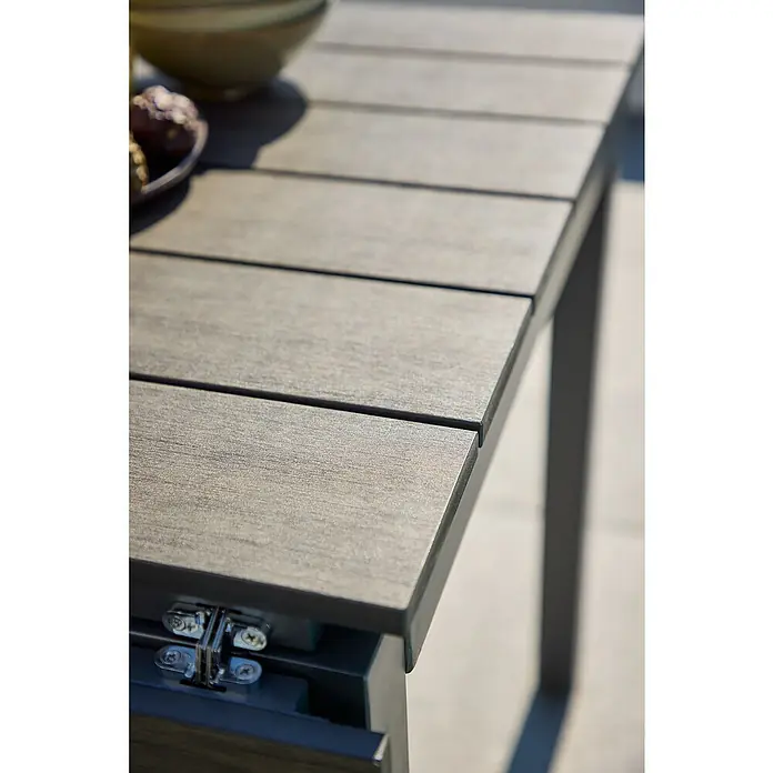 Sunfun Maja Gartentisch - L x B x H: 75 x 74,5 x 75 cm, Aluminium, Polywood, Night-Grey, Ausziehbar - Nahaufnahme eines ausziehbaren Gartentisches mit Holzstruktur und stabilen Metallbeinen, perfekt für den Außenbereich.