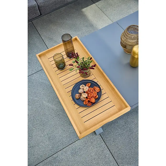 Sunfun Serviertablett Lumar - L x B: 80 x 40 cm, Holz, Naturbraun - Ein Tablett mit Getränken, Blumen und einem Teller Trockenfrüchte steht auf einem grauen Tisch im Freien.