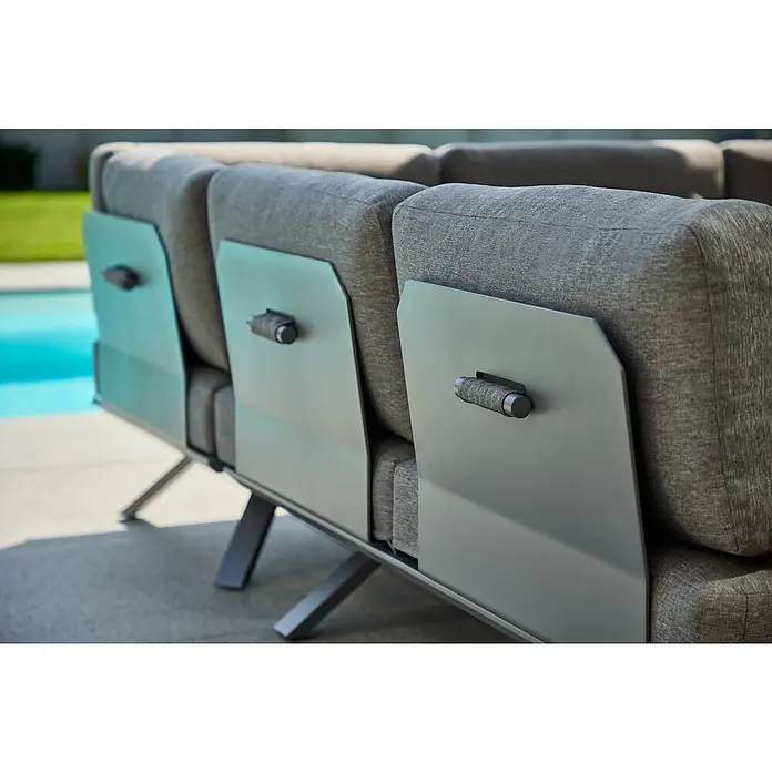 Sunfun Lumar Loungesofa-Eckelement - L x B x H: 115 x 115 x 68 cm, Aluminium, Night-Grey - Nahaufnahme eines grauen Sofas mit Metallrahmen und Stoffbezug, das modernes Design und Komfort vereint.\n