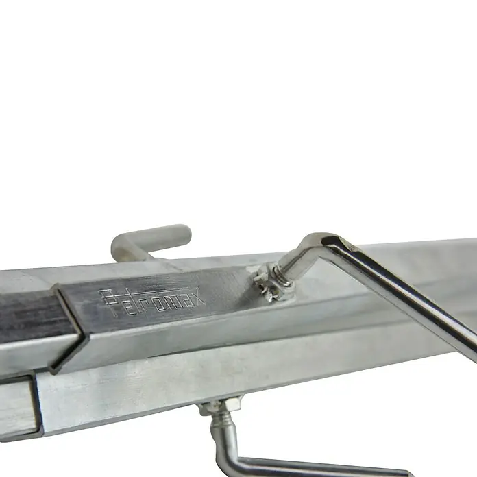 Petromax Dreibeinständer - Grau - Nahaufnahme einer Petromax-Grillhalterung aus Edelstahl, die Robustheit und Funktionalität für Grillabenteuer verspricht.