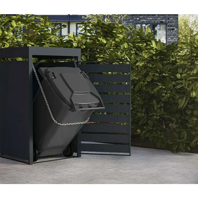 Metzler Mülltonnenbox - 68 x 80 cm, Stahl, Anthrazit/Braun, Geeignet für Anzahl Mülltonnen: 1 Stk., Mit Pflanzdach - Das Bild zeigt eine stilvolle Mülltonnenbox mit Kette, die eine graue Mülltonne hält, umgeben von Grünpflanzen und einer Hausfassade im Hintergrund.